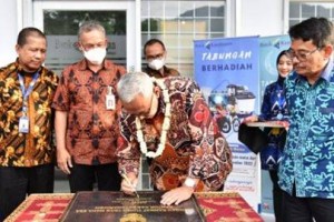 Bupati Kuningan saar meresmikan Kantor Kas Kutawaringin Bank Kuningan.